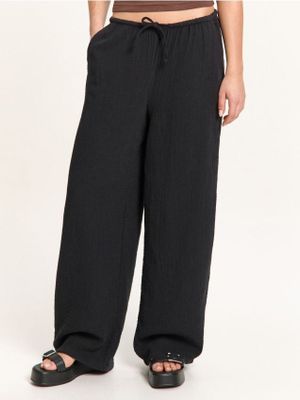 Spodnie damskie casual ze sklepu: Cropp w kategorii: Spodnie damskie - zdjęcie 4198BBB-532-6969_249HX-99X
