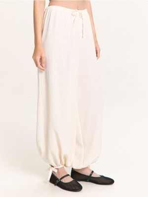 Spodnie damskie w sportowym stylu ze sklepu: Cropp w kategorii: Spodnie damskie - zdjęcie 4198BBB-532-6969_251HX-00X
