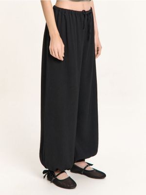 Spodnie damskie w sportowym stylu ze sklepu: Cropp w kategorii: Spodnie damskie - zdjęcie 4198BBB-532-6969_251HX-99X