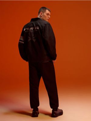 Spodnie męskie jesienne w sportowym stylu ze sklepu: Cropp w kategorii: Spodnie męskie - zdjęcie 4198BBB-532-6969_273HY-99X