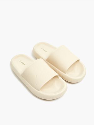 Klapki damskie ze sklepu: Cropp w kategorii: Klapki damskie - zdjęcie 4198BBB-532-6969_306IG-01X