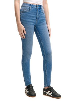 Jeansy damskie na wiosnę casualowe ze sklepu: Cropp w kategorii: Jeansy damskie - zdjęcie 4198BBB-532-6969_771FK-50J