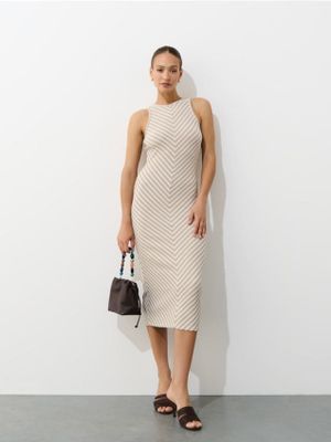 Sukienka casual Mohito ze sklepu: Mohito w kategorii: Sukienki - zdjęcie 55A556F-010-6967_062DI