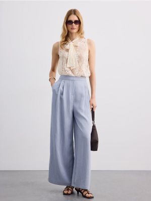 Spodnie damskie eleganckie Mohito ze sklepu: Mohito w kategorii: Spodnie damskie - zdjęcie 55A556F-010-6967_132KZ