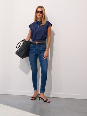 Jeansy damskie w miejskim stylu casual Mohito ze sklepu: Mohito w kategorii: Jeansy damskie - zdjęcie 55A556F-010-6967_258FM