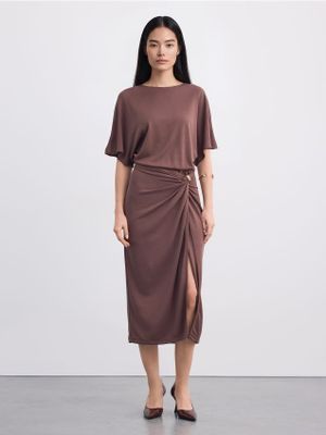 Sukienka elegancka wiosenna Mohito ze sklepu: Mohito w kategorii: Sukienki - zdjęcie 55A556F-010-6967_481KU