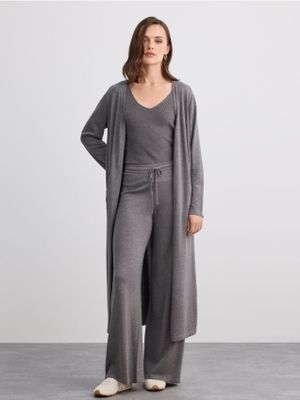 Spodnie damskie eleganckie Mohito ze sklepu: Mohito w kategorii: Spodnie damskie - zdjęcie 55A556F-010-6967_483KE