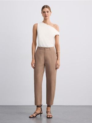 Mohito - Spodnie damskie na lato ze sklepu: Mohito w kategorii: Spodnie damskie - zdjęcie 55A556F-010-6967_500KP