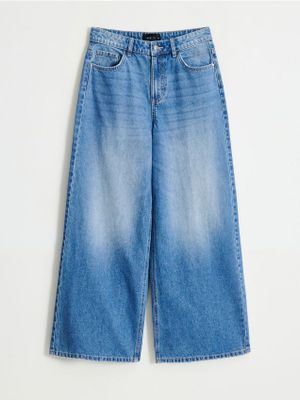Jeansy damskie w miejskim stylu Mohito ze sklepu: Mohito w kategorii: Jeansy damskie - zdjęcie 55A556F-010-6967_502HO