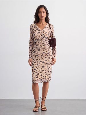 Sukienka casual Mohito ze sklepu: Mohito w kategorii: Sukienki - zdjęcie 55A556F-010-6967_580MQ