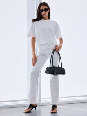 Jeansy damskie w miejskim stylu Mohito ze sklepu: Mohito w kategorii: Jeansy damskie - zdjęcie 55A556F-010-6967_635IH