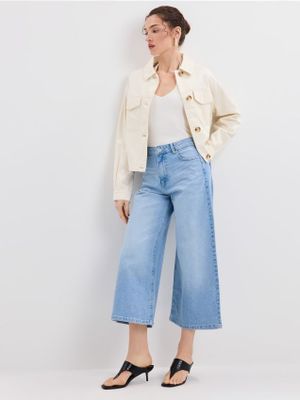 Jeansy damskie w miejskim stylu Mohito ze sklepu: Mohito w kategorii: Jeansy damskie - zdjęcie 55A556F-010-6967_649IH