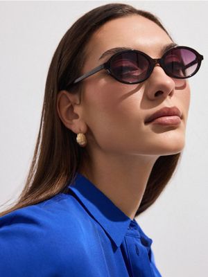 Okulary przeciwsłoneczne damskie casual Mohito ze sklepu: Mohito w kategorii: Okulary przeciwsłoneczne damskie - zdjęcie 55A556F-010-6967_804JK