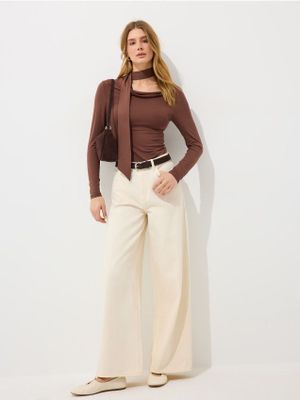 Jeansy damskie w miejskim stylu Mohito ze sklepu: Mohito w kategorii: Jeansy damskie - zdjęcie 55A556F-010-6967_874KN