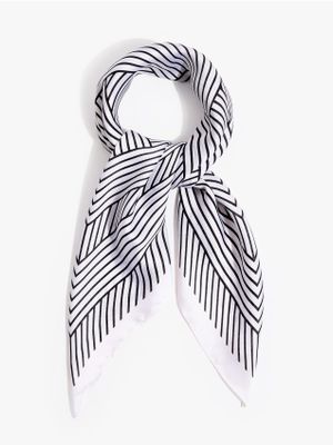 Szalik/chusta casual Mohito ze sklepu: Mohito w kategorii: Szaliki i chusty damskie - zdjęcie 55A556F-010-6967_921JP