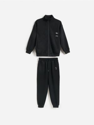 Dres chłopięcy casualowy Reserved ze sklepu: Reserved w kategorii: Dresy chłopięce - zdjęcie 74CCA4C-3C1-6972_451JX