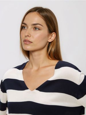 Sweter damski zimowy Reserved ze sklepu: Reserved w kategorii: Swetry damskie - zdjęcie 74CCA4C-3C1-6972_871IP