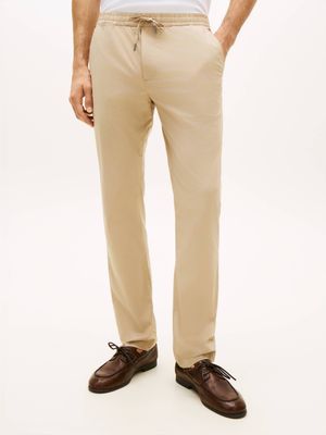 Spodnie męskie na wiosnę Tommy Hilfiger ze sklepu: Gomez Fashion Store w kategorii: Spodnie męskie - zdjęcie 874714-BD9-10338_TH262M000199762