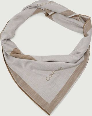 Szalik/chusta na jesień Calvin Klein ze sklepu: Gomez Fashion Store w kategorii: Szaliki i chusty damskie - zdjęcie 874714-BD9-10338_CK262W000056E20