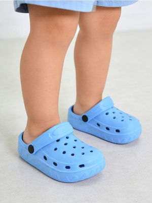 Klapki dziecięce Sinsay ze sklepu: Sinsay w kategorii: Klapki dziecięce - zdjęcie CC22A15-4CA-6968_070JK