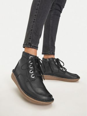 Botki jesienne Clarks ze sklepu: MODIVO w kategorii: Botki - zdjęcie WP-EBWP-BKLVO-LN0_0000302932870