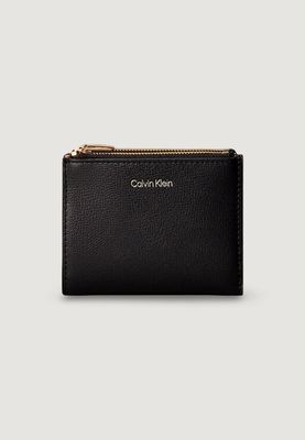 Portfel damski Calvin Klein ze sklepu: MODIVO w kategorii: Portfele damskie - zdjęcie WP-EBWP-BKLVO-LN0_0000306184701